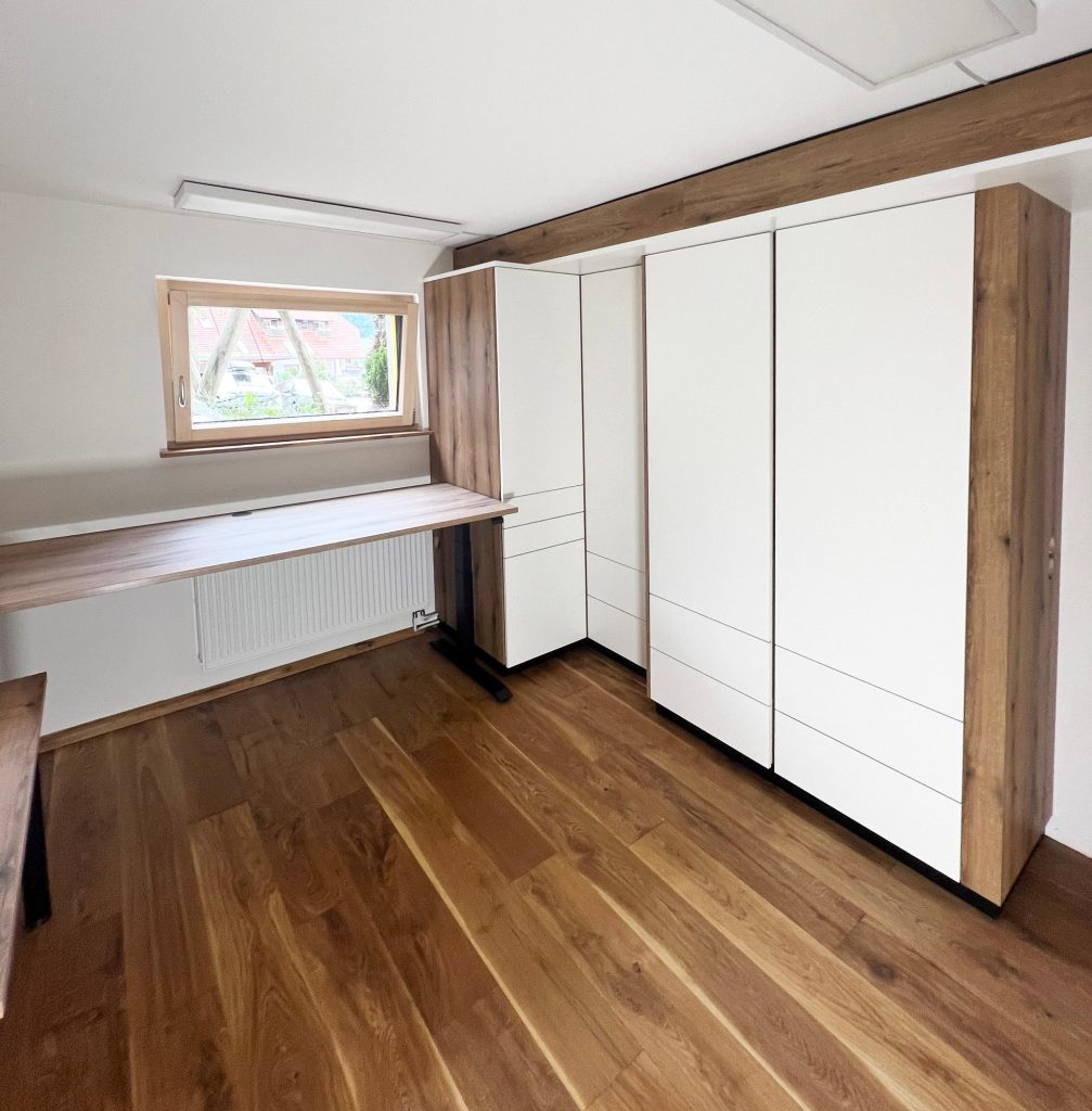 Büro mit Schreibtisch und Schrankwand