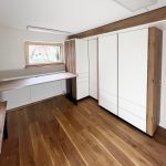 Büro mit Schreibtisch und Schrankwand