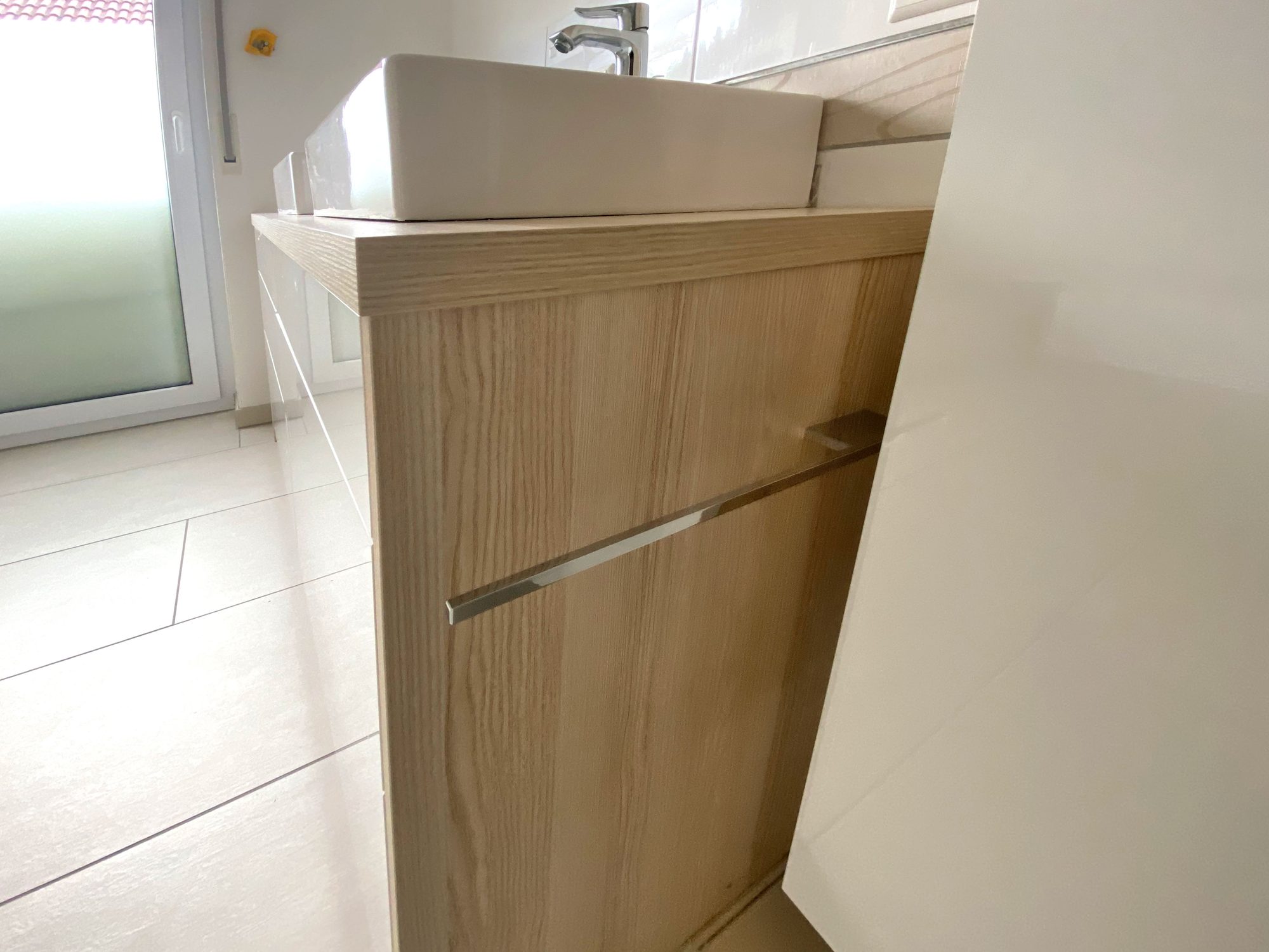Seitenwange in heller Holzoptik mit Handtuchhalter