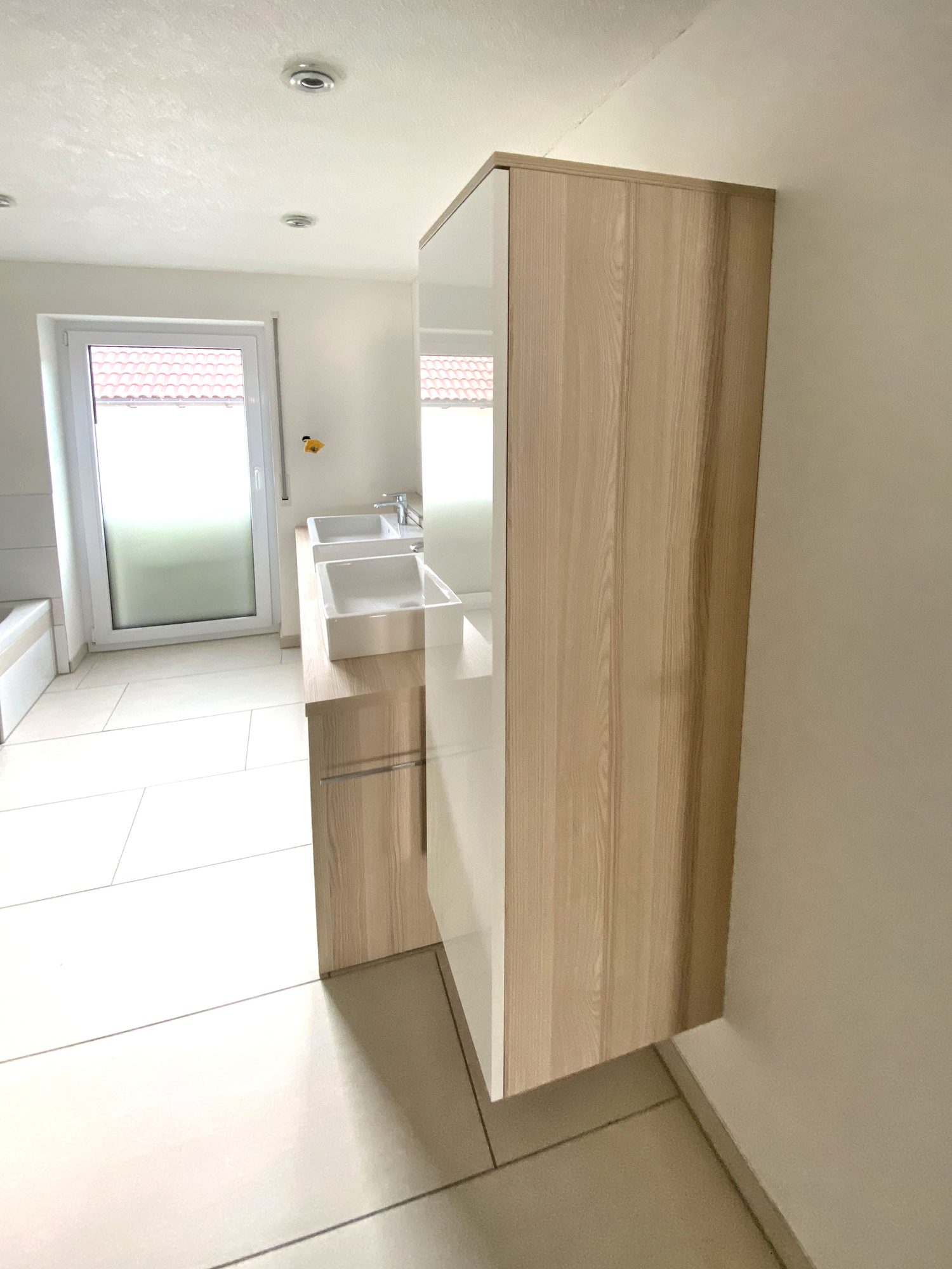 Hochschrank mit Wangen in heller Holzoptik