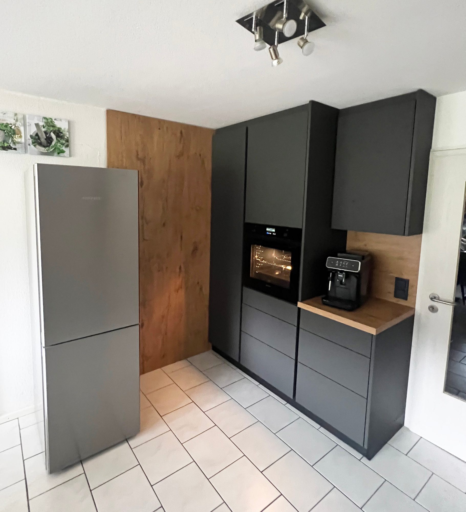 Hochschrank mit Backofen und Wandverkleidung in Holzoptik