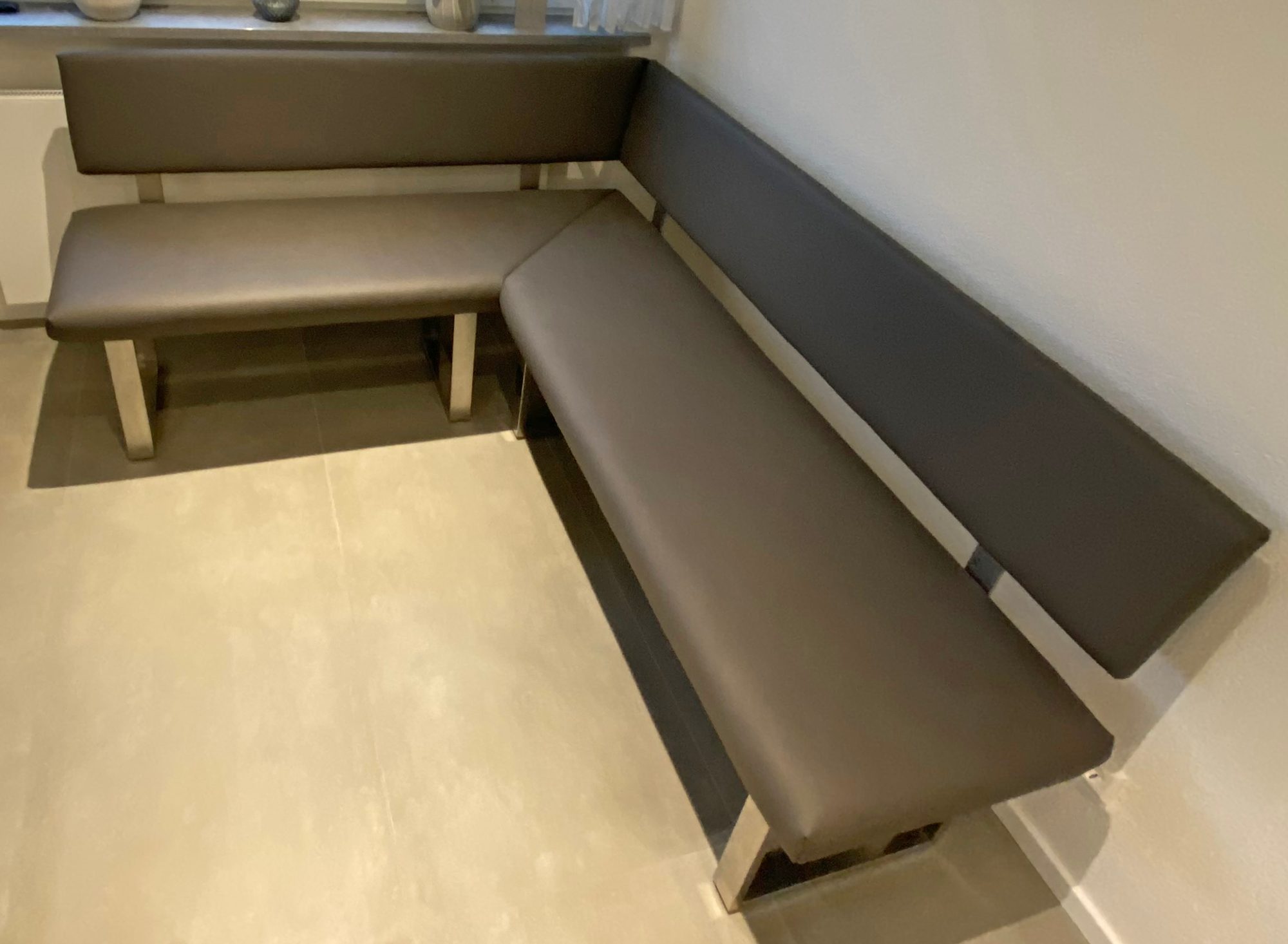 Graue Eckbank auf Metallkufen