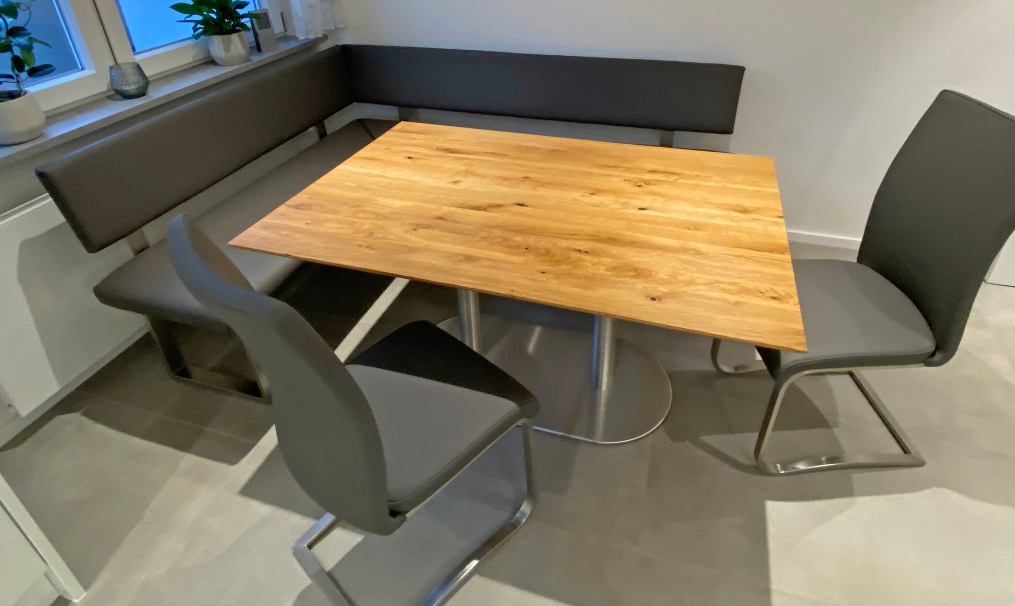Essplatz mit Eckbank und Tisch mit Holzplatte