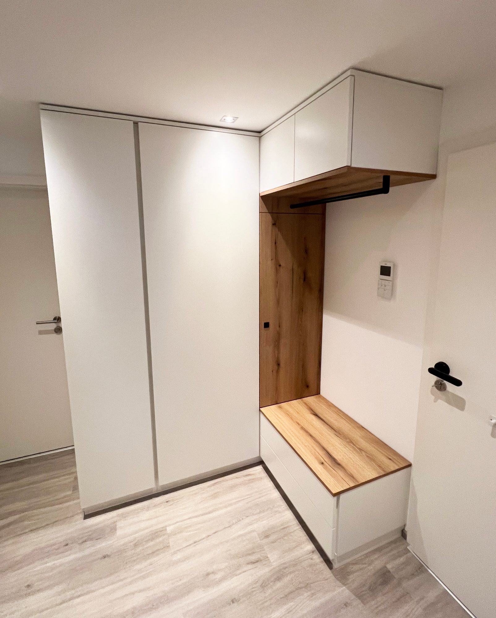 Eckgarderobe mit Sitzbank in Holzoptik