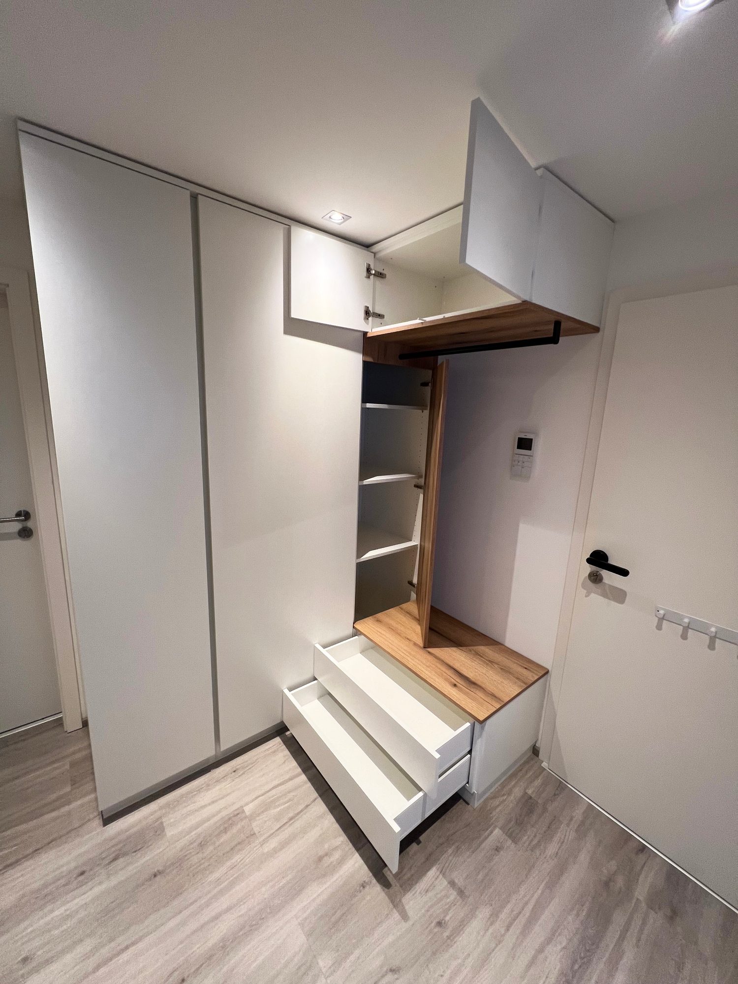 Garderobe mit geöffneten Auszügen unter der Bank