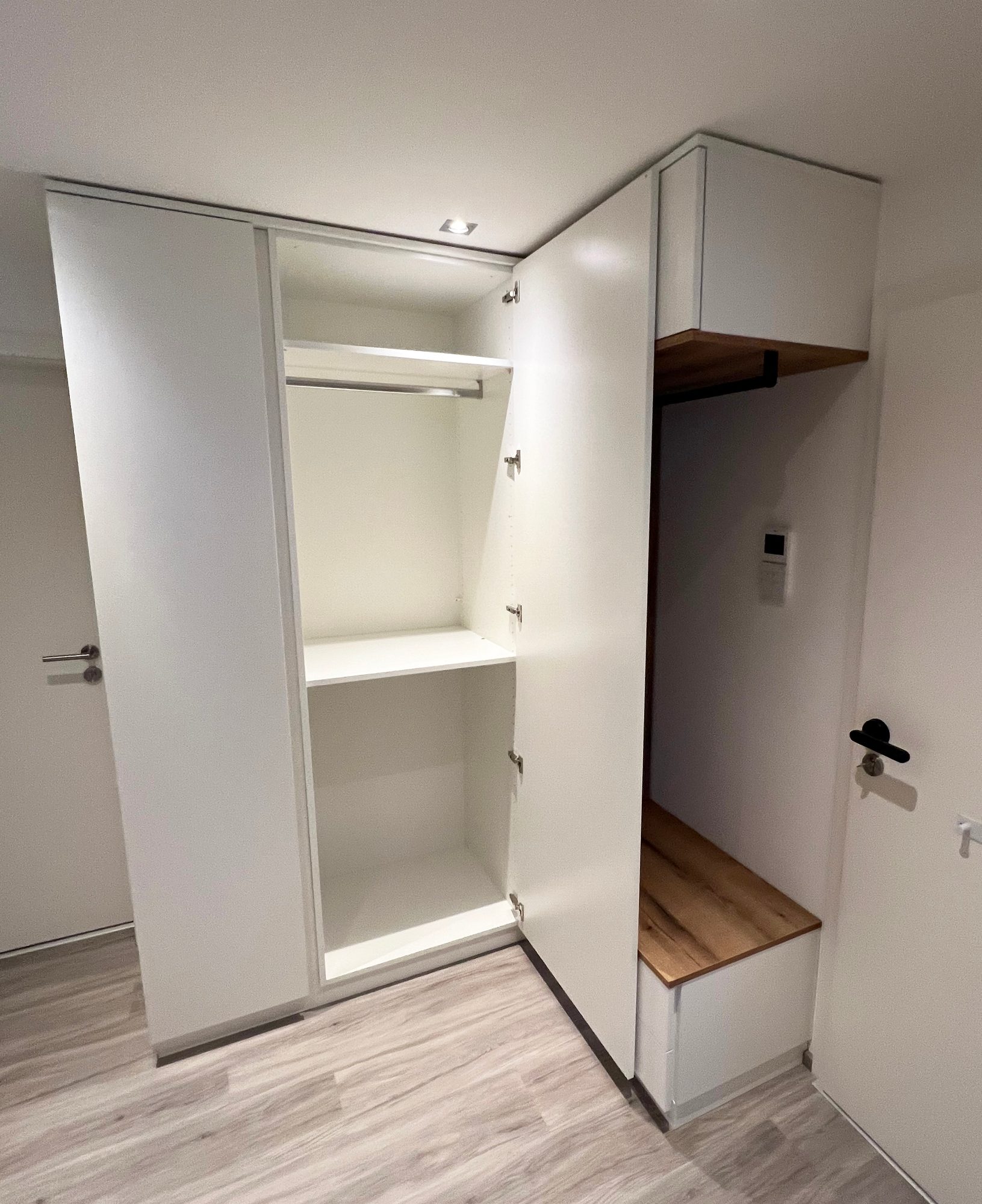 Geöffneter Hochschrank mit Kleiderstange