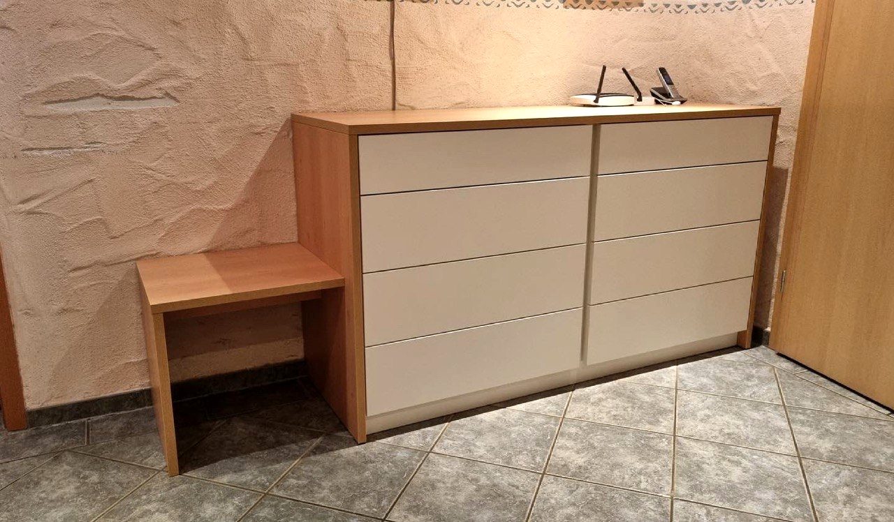 Kommode mit Rahmen in Holzoptik und Hocker