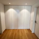 Geschlossener Einbauschrank in der Wandnische