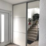 Schwebetürenschrank mit Spiegeltür am Hauseingang