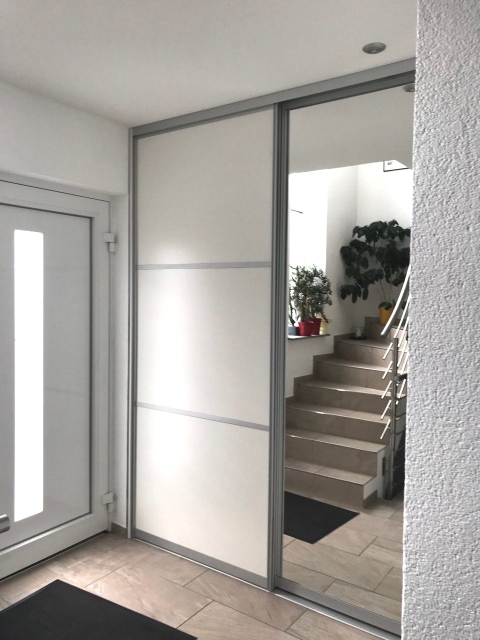 Schwebetürenschrank mit Spiegeltür am Hauseingang