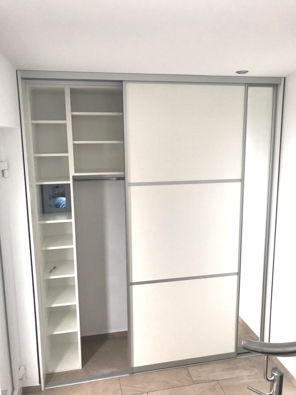 Geöffneter Schrank mit offenen Fächern