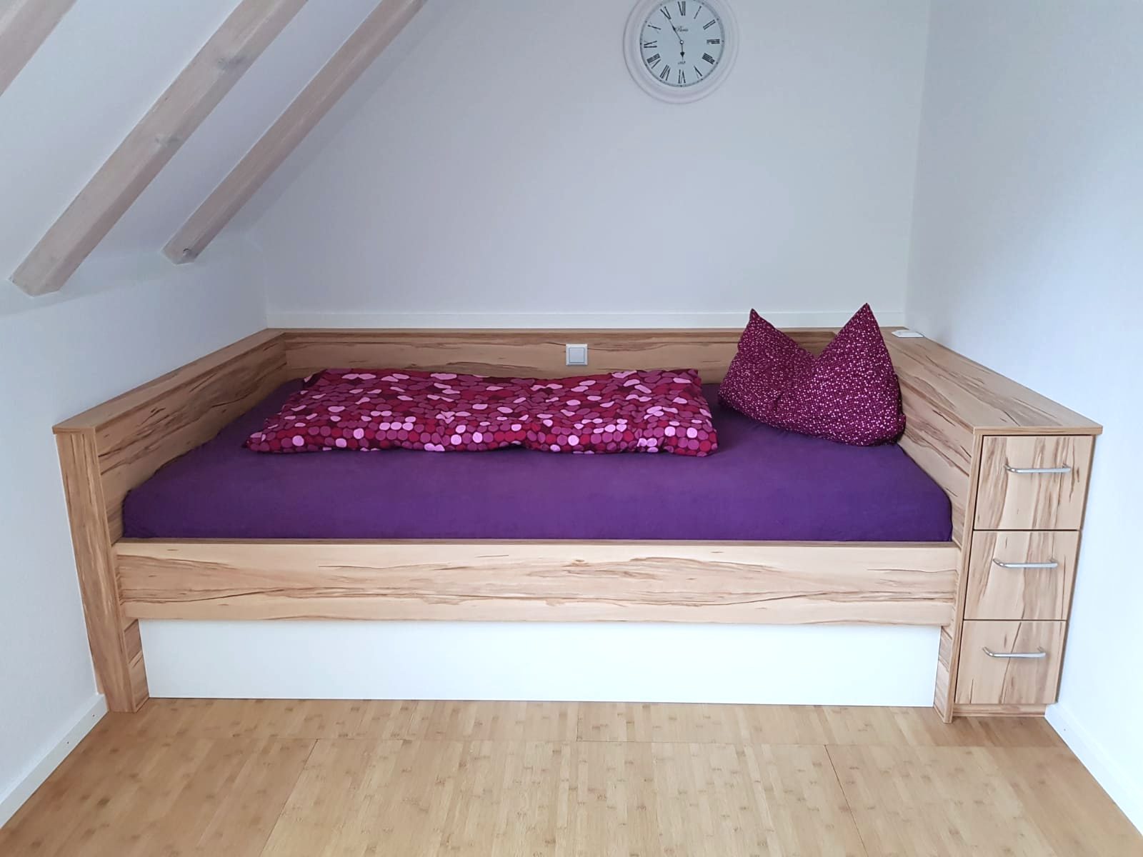Einzelbett mit Schubladen unter der Dachschräge