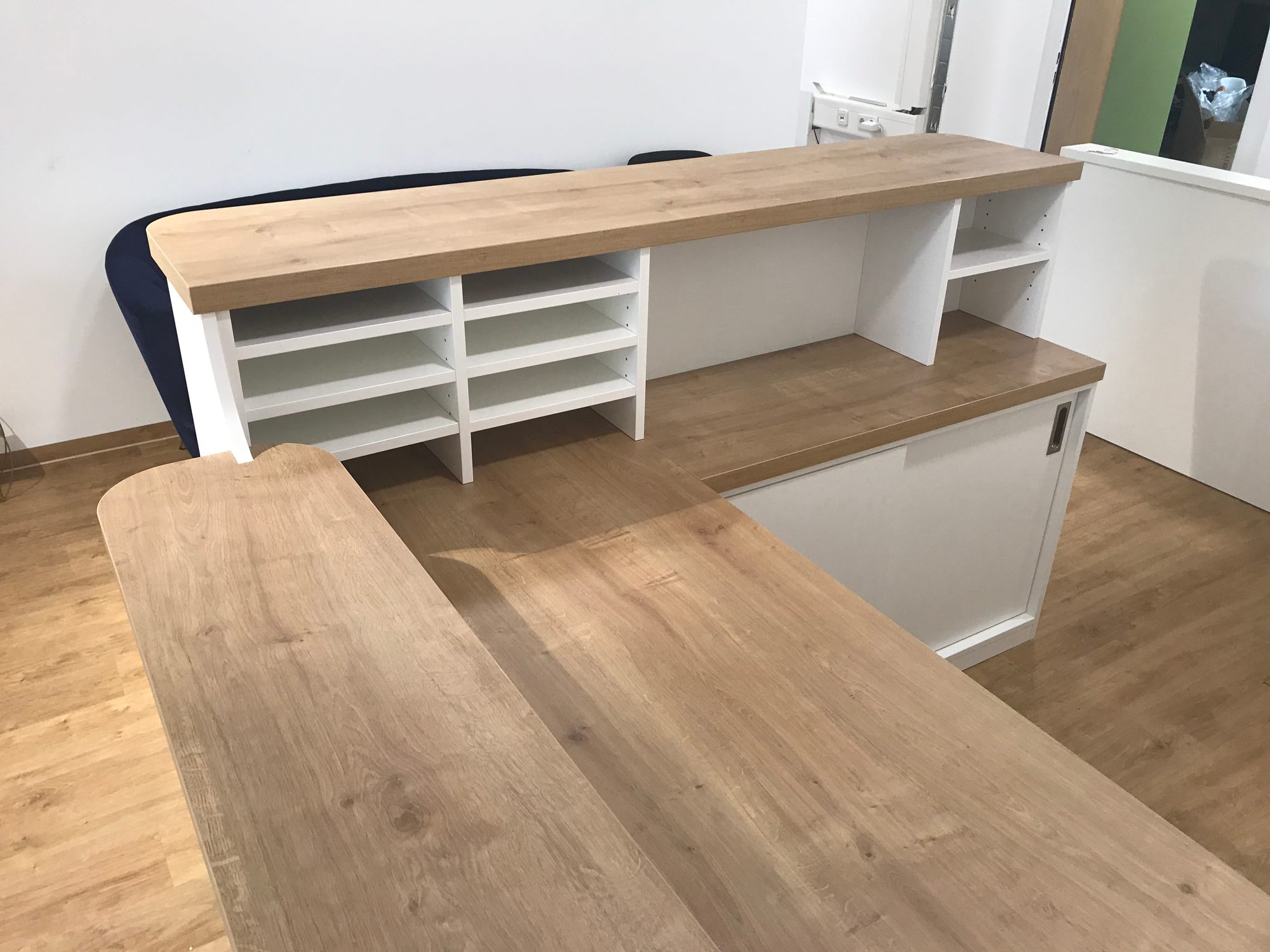 Arbeitsplatz hinter der Theke mit offenen Fächern