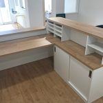 Empfangstheke mit Arbeitsfläche und Schränken