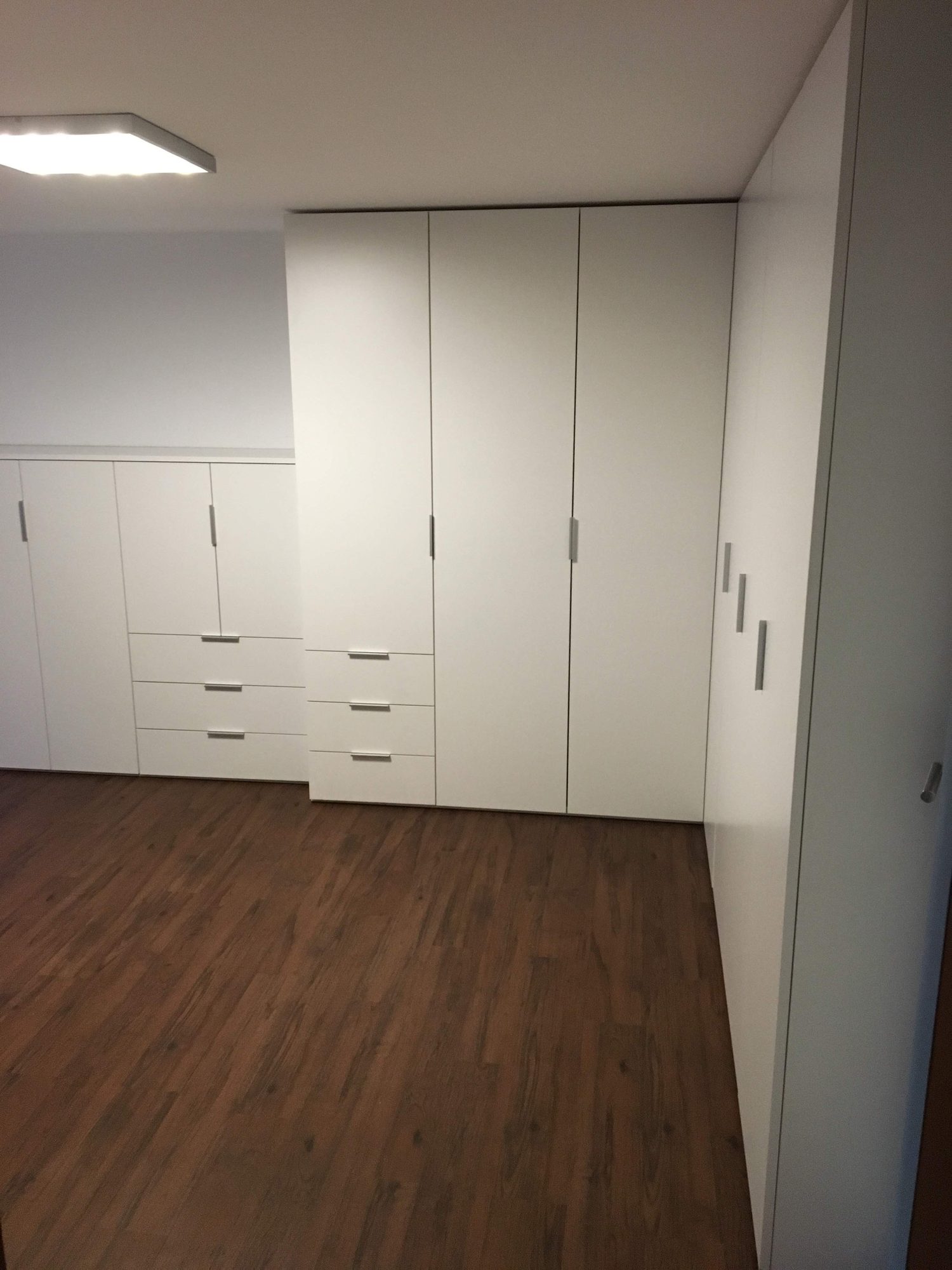 Hohe weiße Schrankwand im Büro