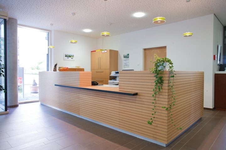 Empfangstheke mit Lamellen in Holzoptik