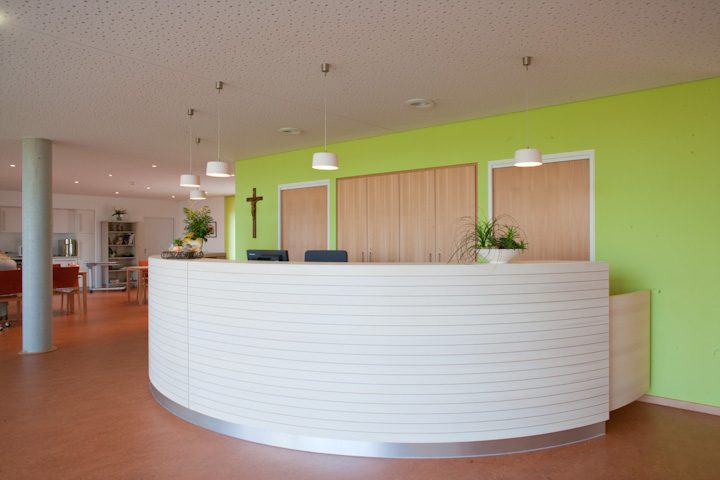 Geschwungene weiße Empfangstheke