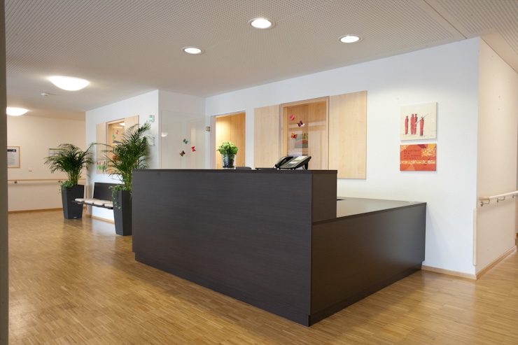 Empfangstheke in dunklem Dekor
