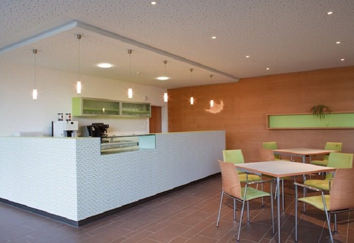 Cafeteria-Theke mit Glasvitrine