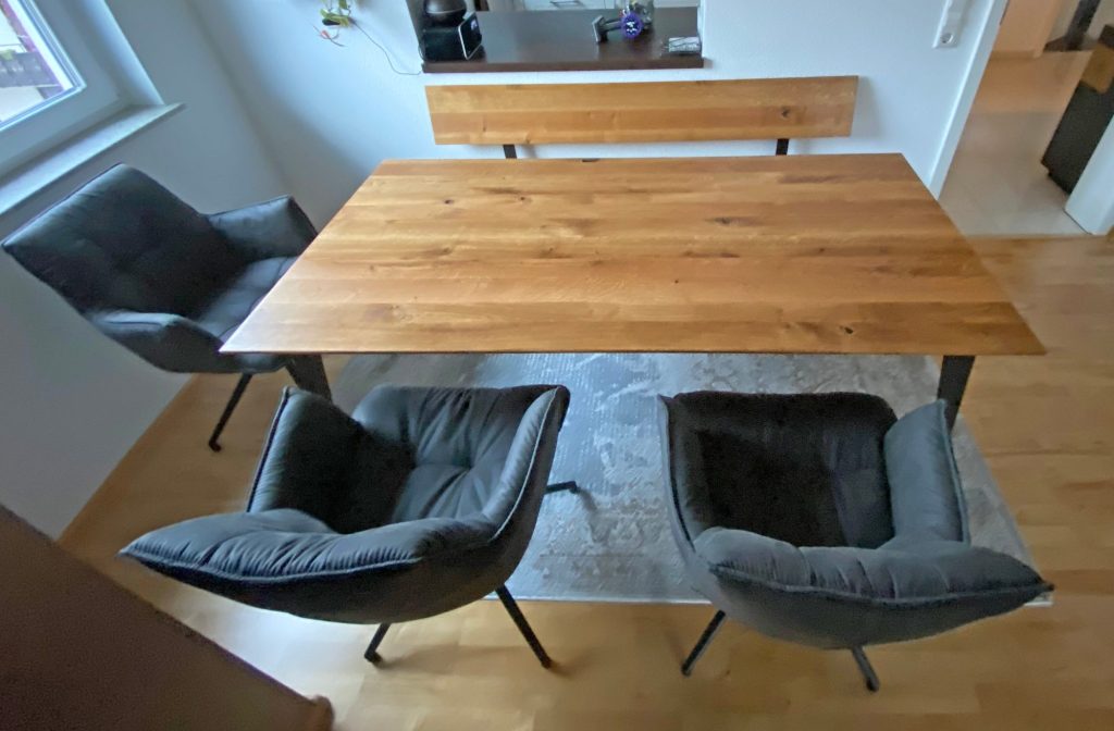 Esstisch mit Holzplatte und Polsterstühlen