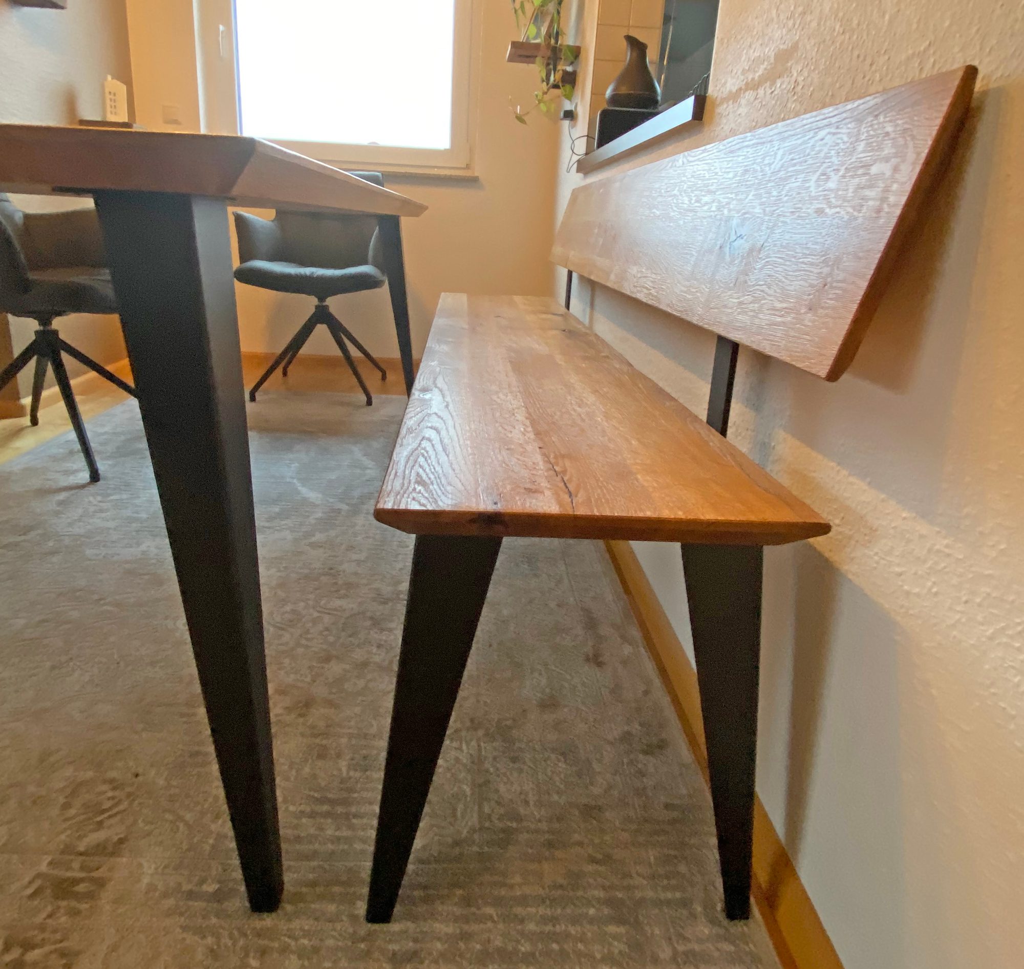 Wandbank mit Rückenlehne aus Holz an der Wand