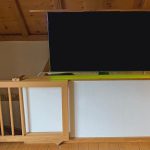 Fernsehmöbel als Teil der Galeriebrüstung unter dem Dach