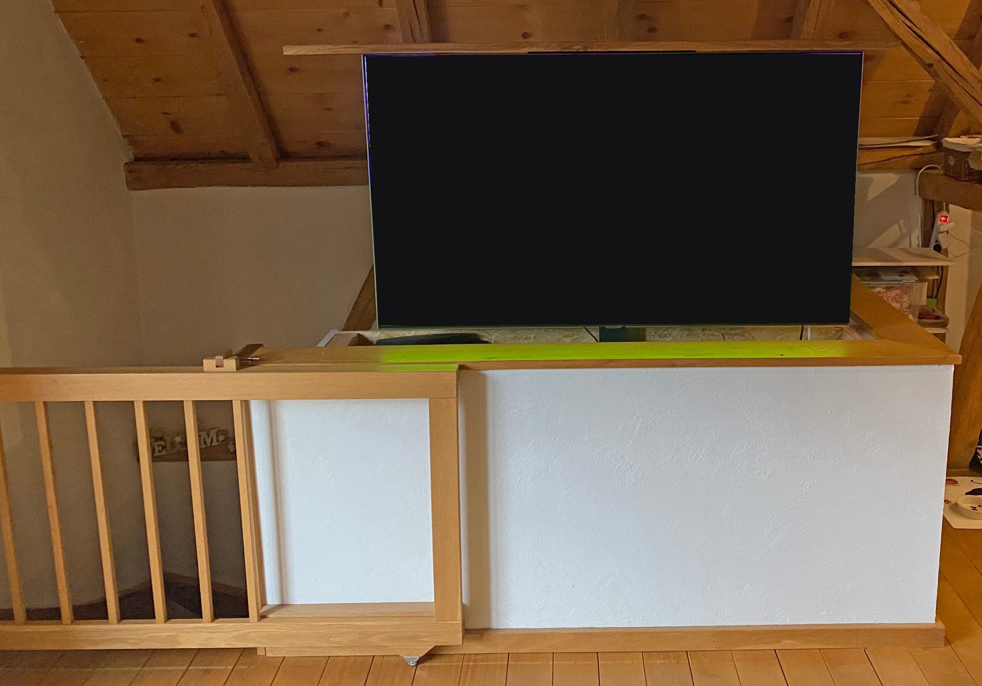Fernsehmöbel als Teil der Galeriebrüstung unter dem Dach
