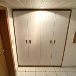 Weißer Flurschrank mit Kanten in Holzoptik