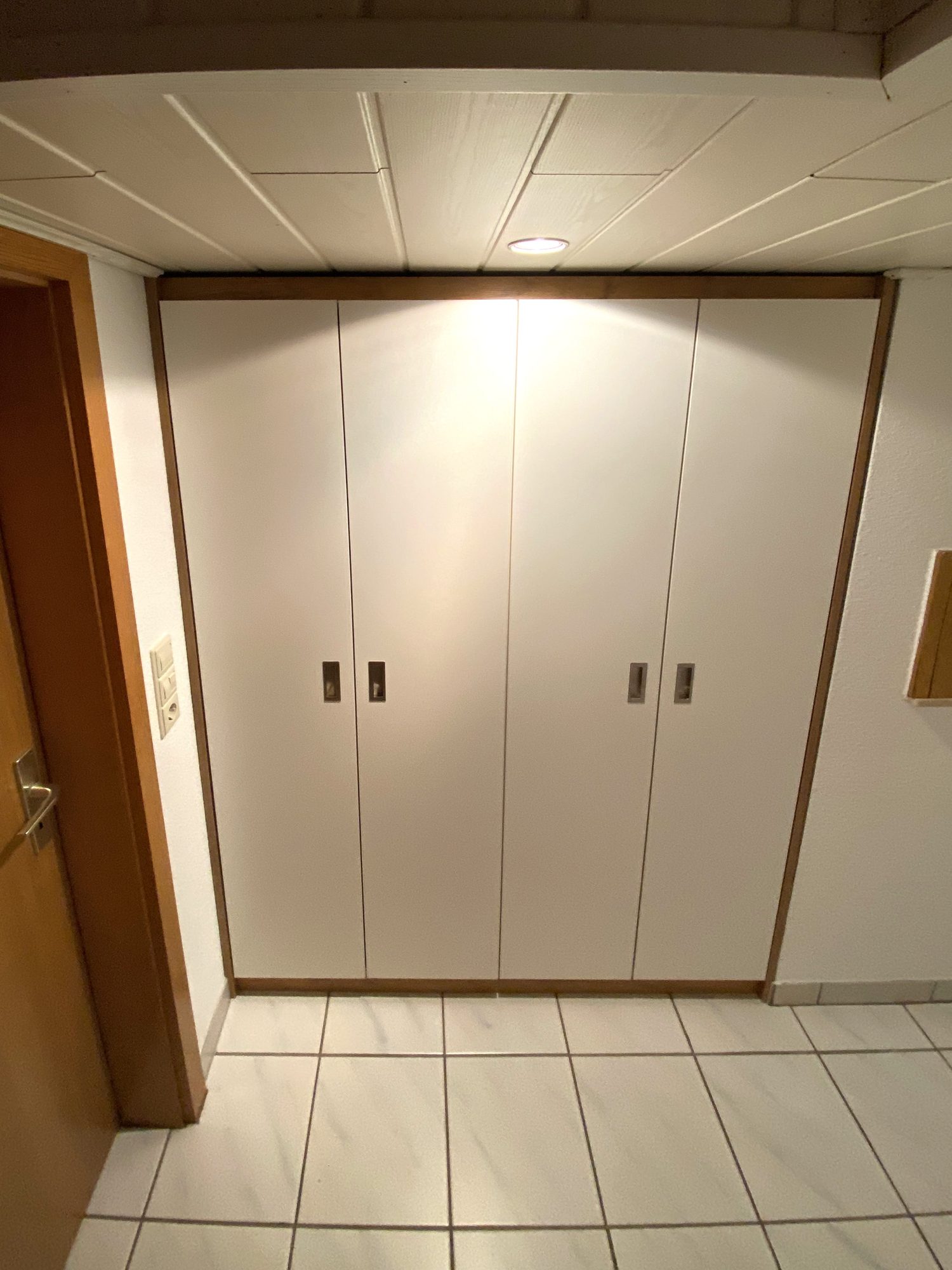 Weißer Flurschrank mit Kanten in Holzoptik