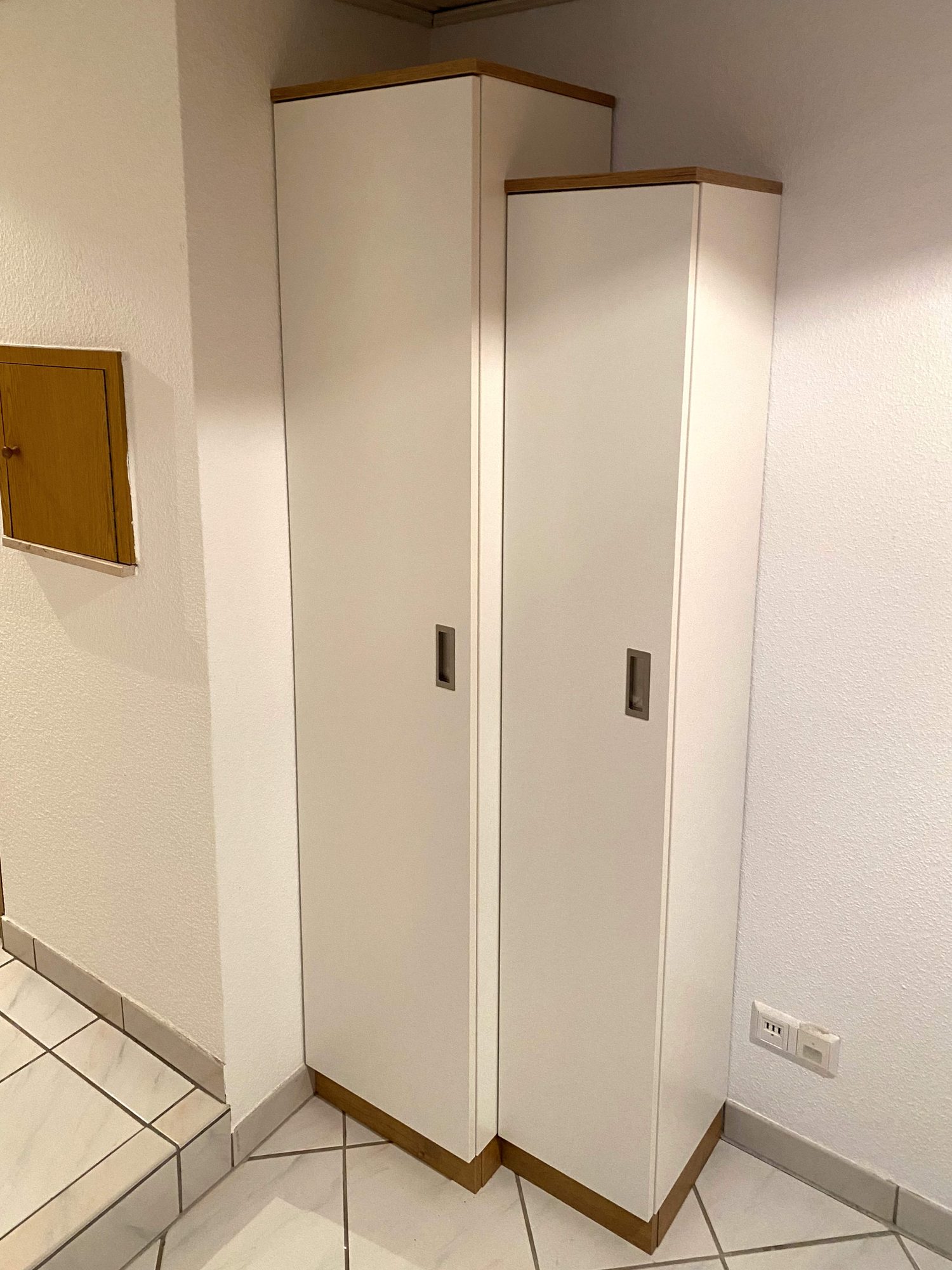 Zwei schmale Hochschränke mit Kanten in Holzoptik