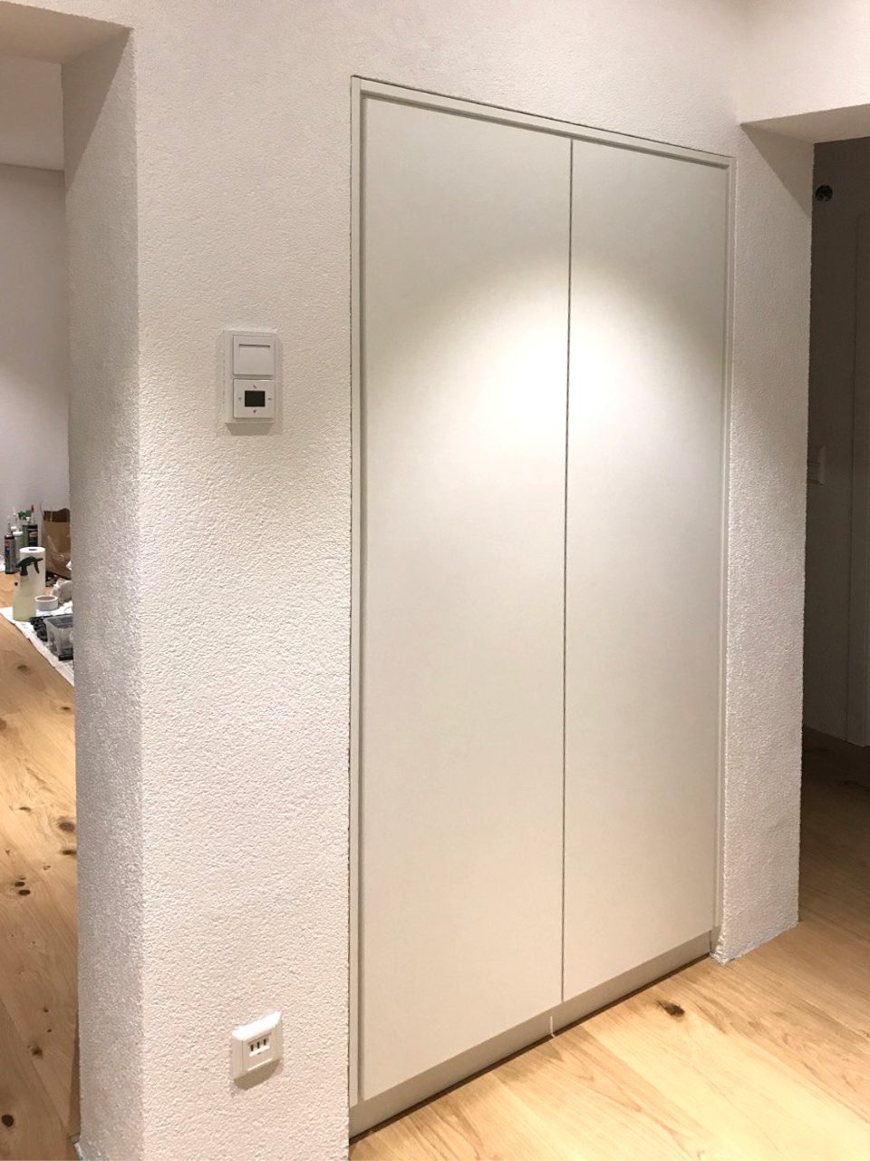 Weißer Schrank in einer Wandnische