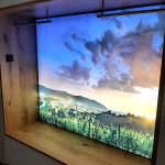 Leuchtbild mit Landschaftsmotiv in der Garderobennische