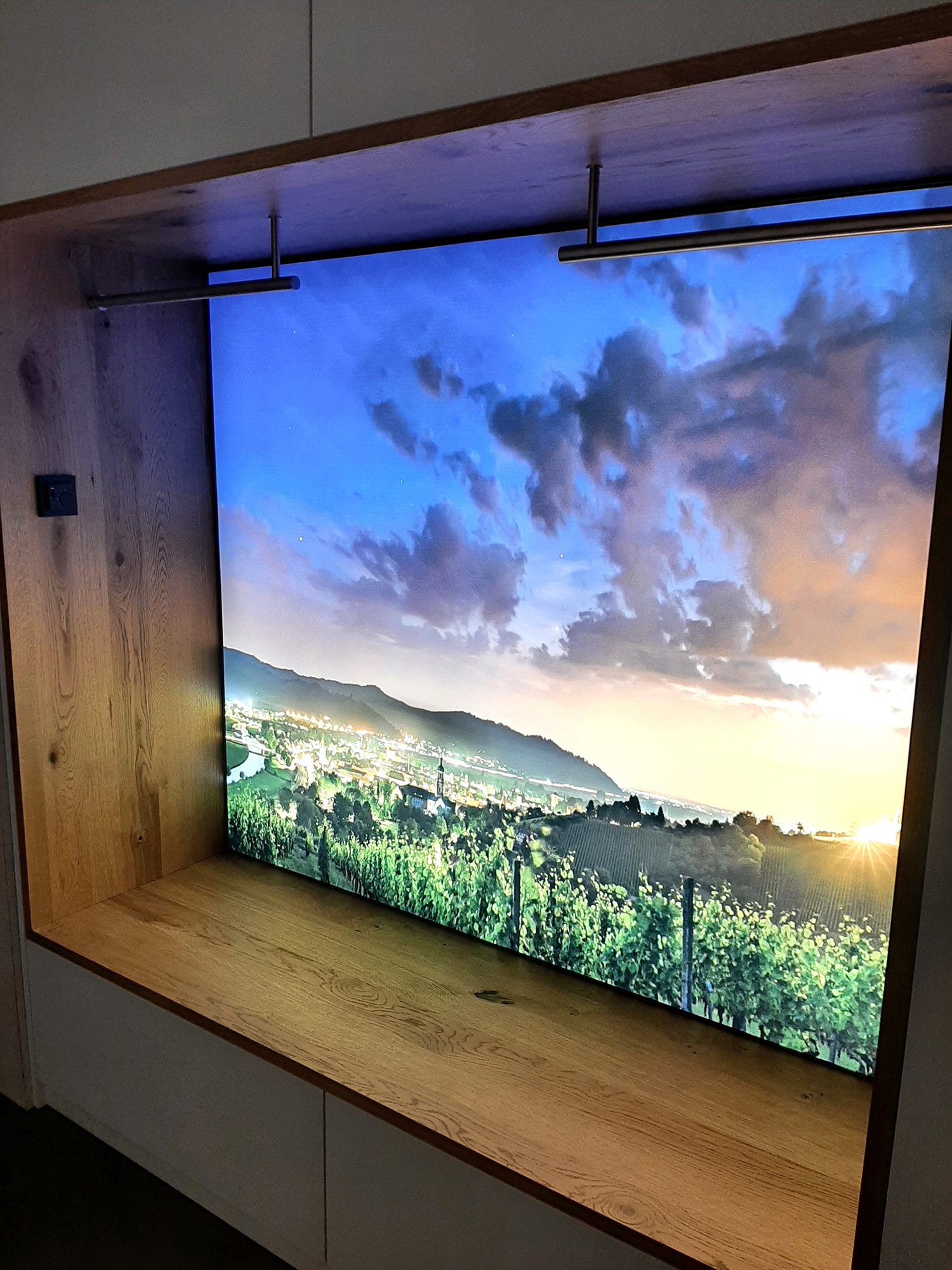 Leuchtbild mit Landschaftsmotiv in der Garderobennische