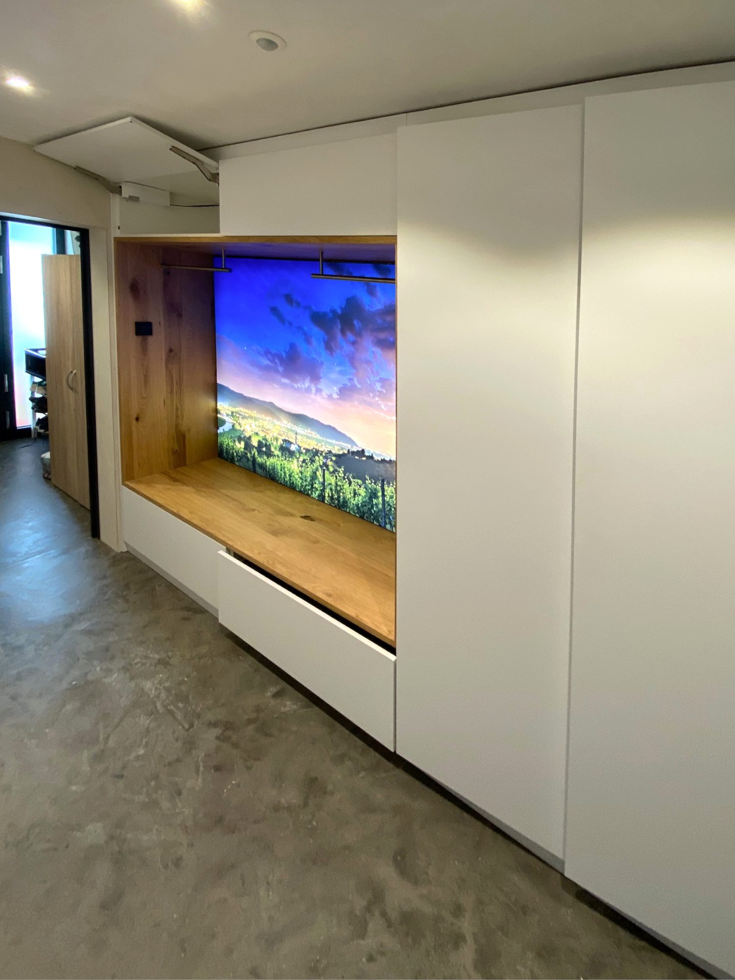 Garderobe im Flur mit hohen Schränken