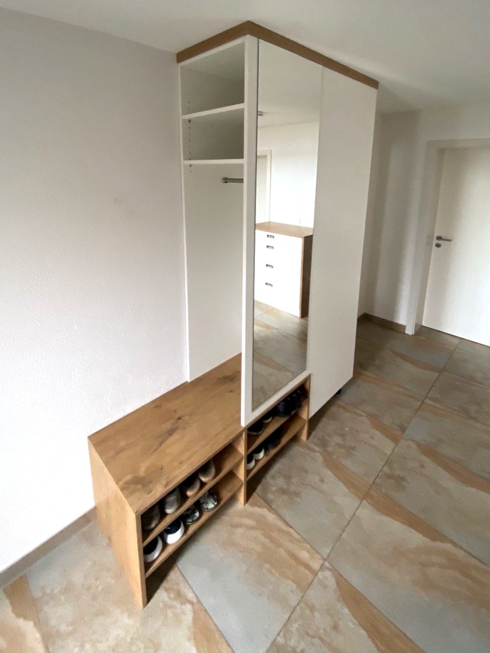 Schuhbank in Holzoptik mit Spiegelschrank