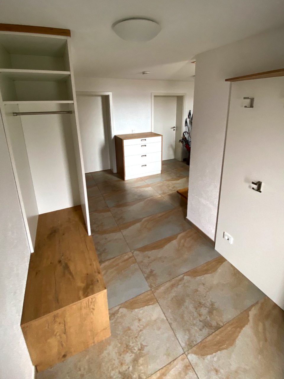 Garderobe mit Bank und offenem Regal