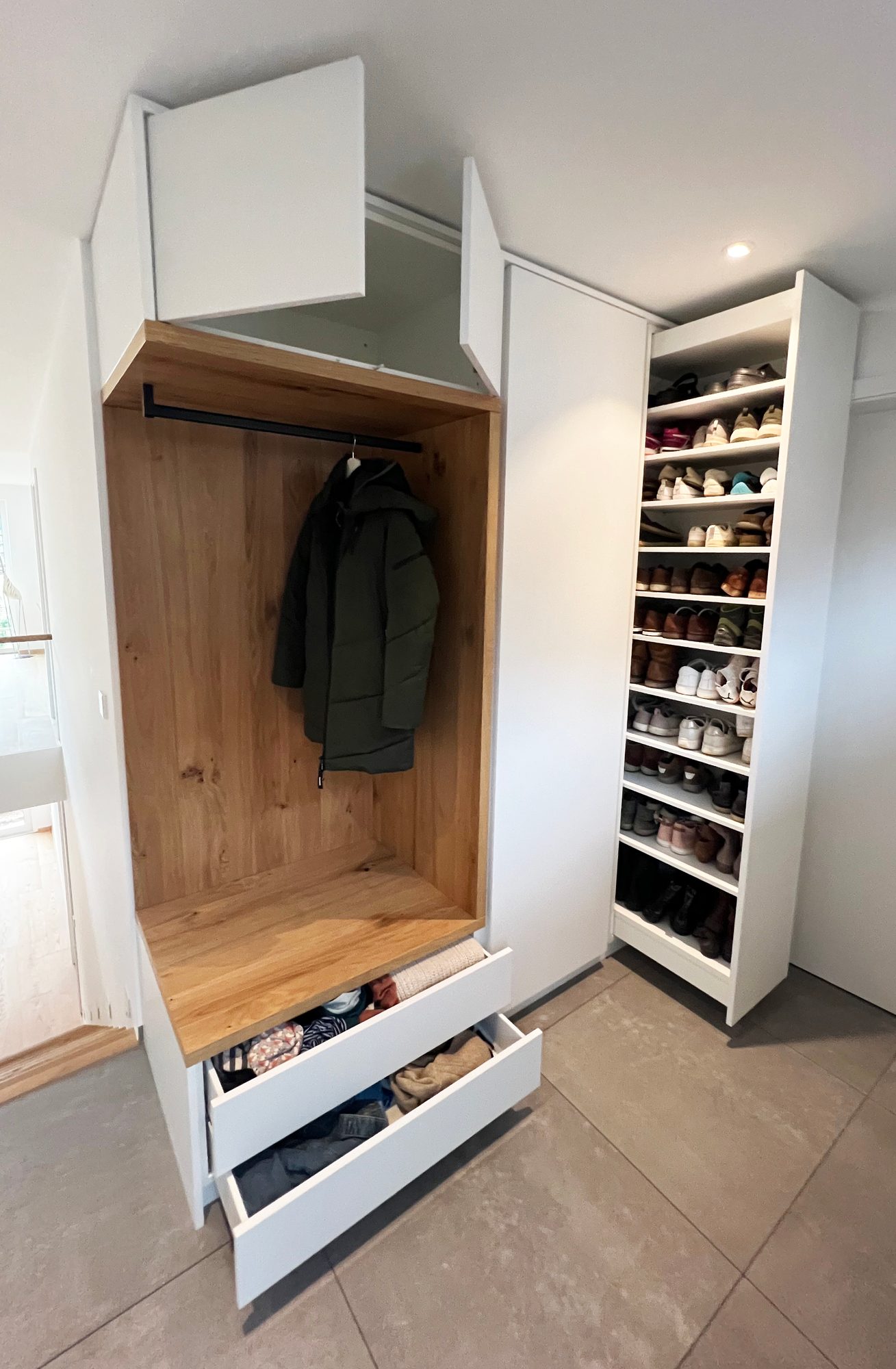 Nische mit geöffneten Schubkästen und Schuhauszug