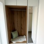 Garderobennische mit Sitzpolster und Spiegeltür