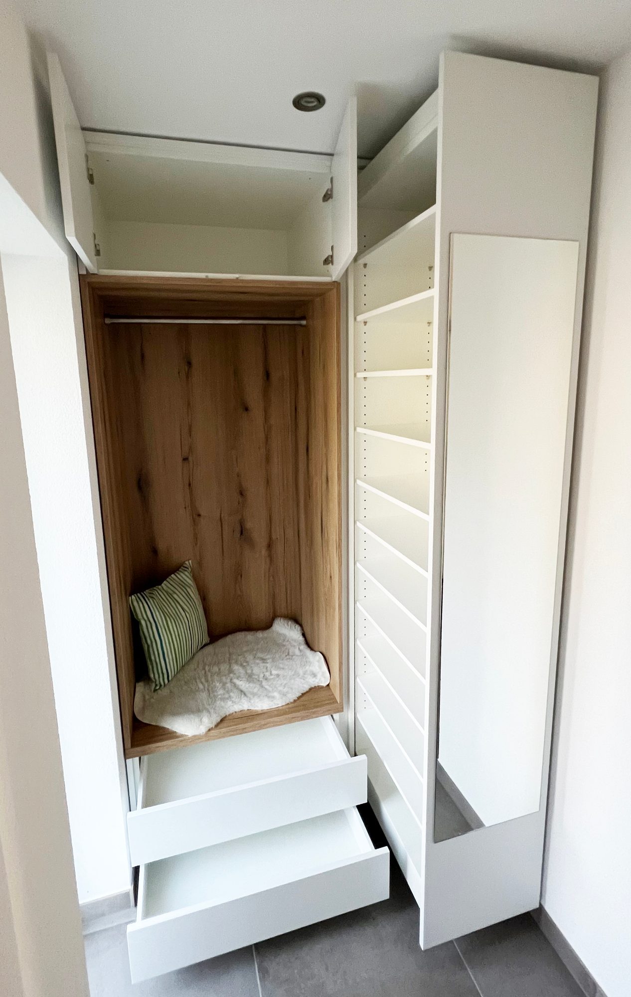 Garderobe mit geöffneten Schubkästen und Schuhschrank