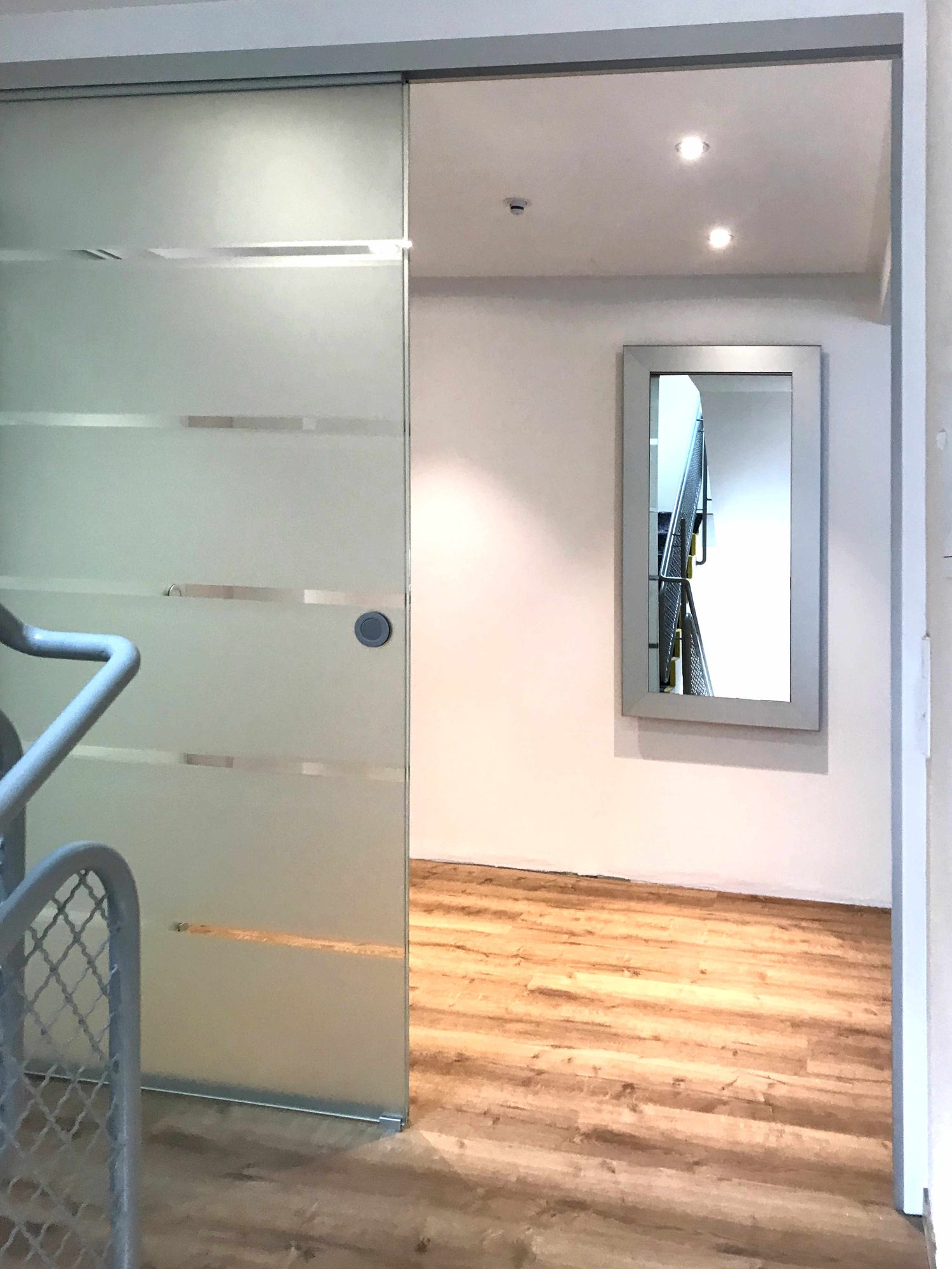 Glasschiebetür am Treppenaufgang