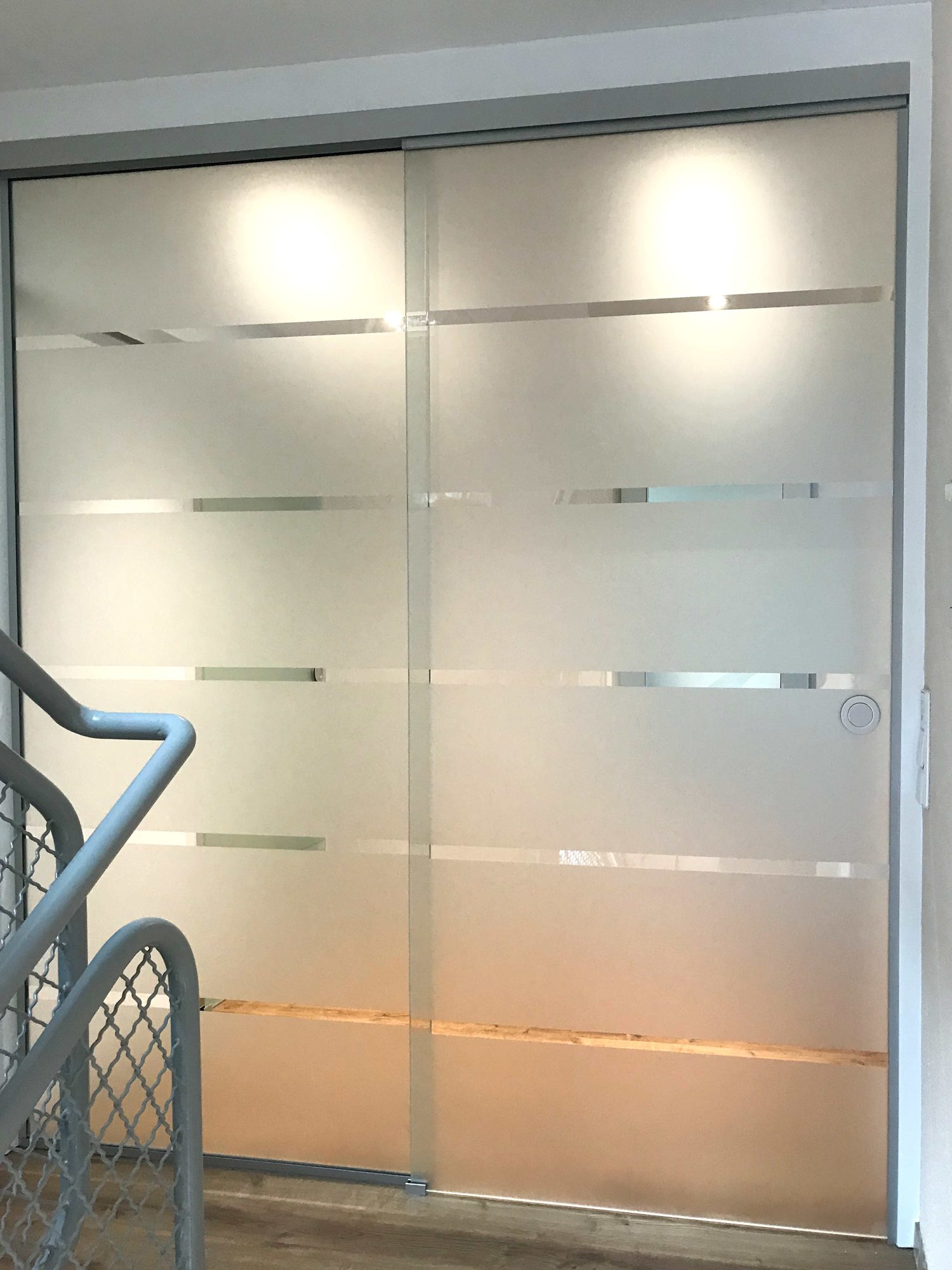 Zwei geschlossene Glasschiebetüren