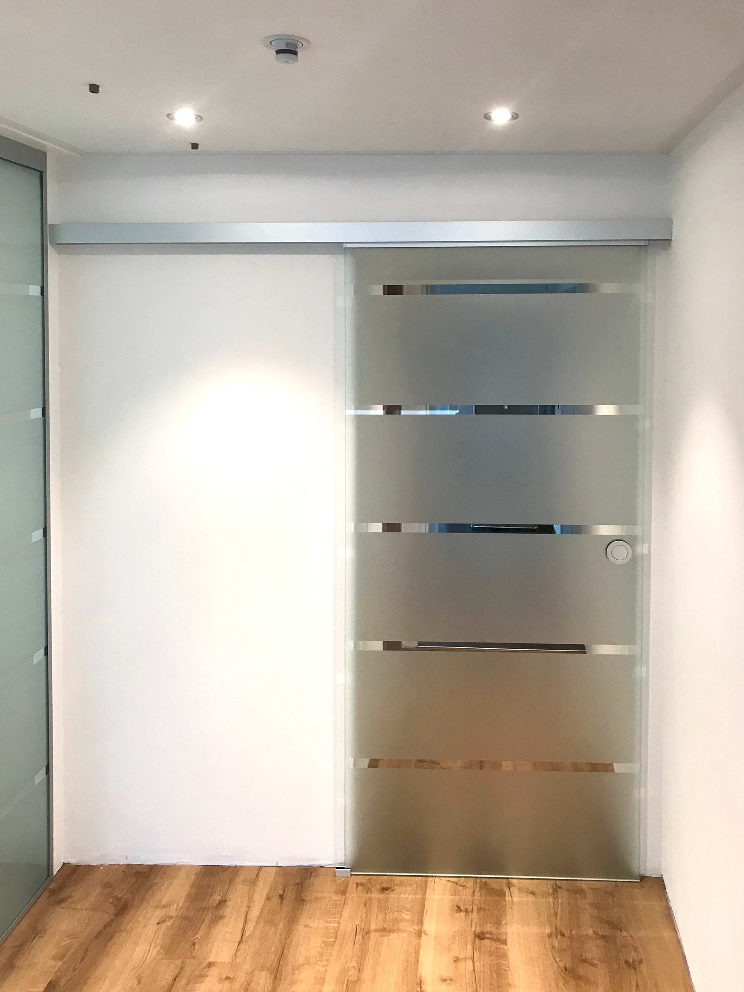 Satinierte Glasschiebetür mit Streifen