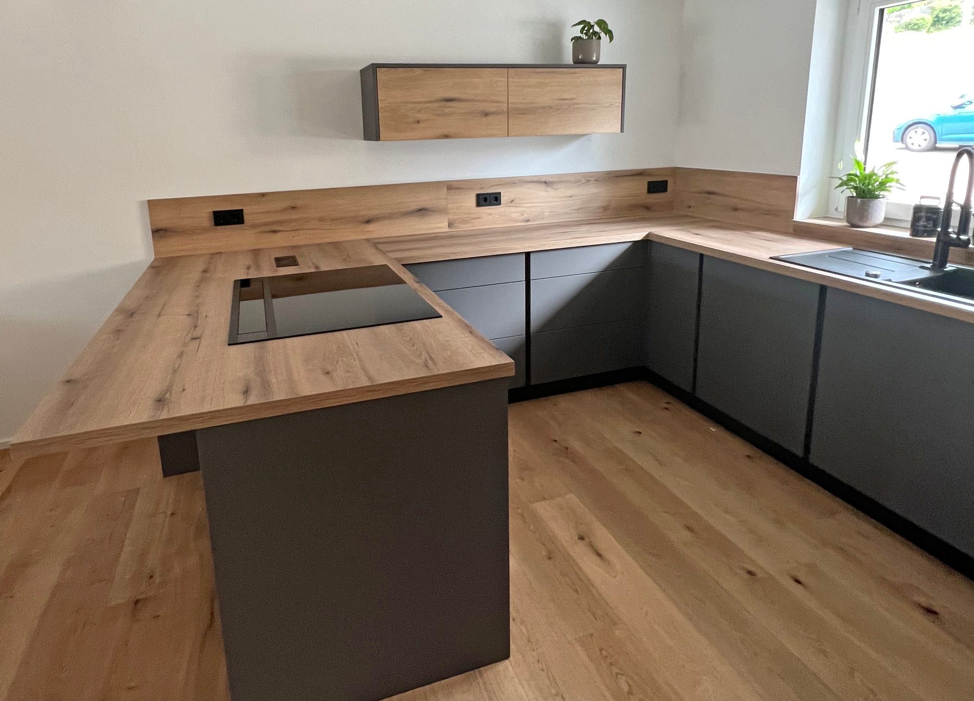 Graue U-Küche mit Arbeitsplatte in Holzoptik
