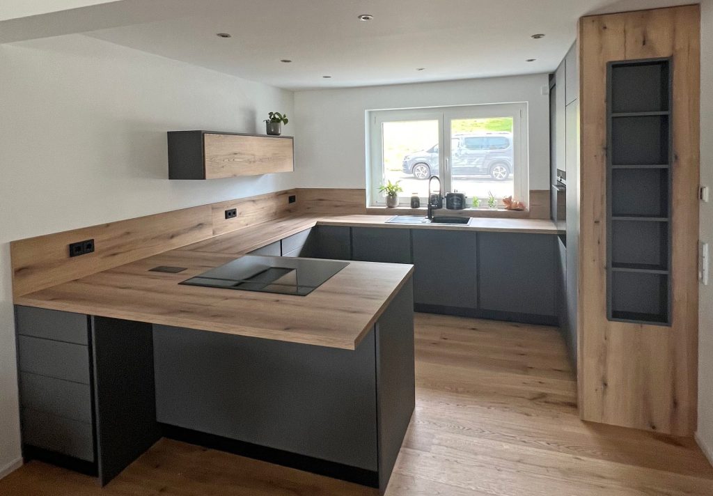 Kochtheke mit Kochfeld und Regal in Holzverkleidung
