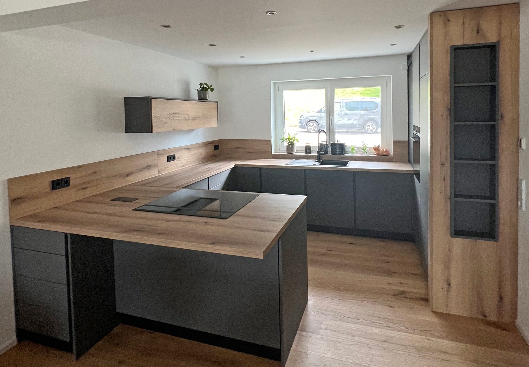 Kochtheke mit Kochfeld und Regal in Holzverkleidung