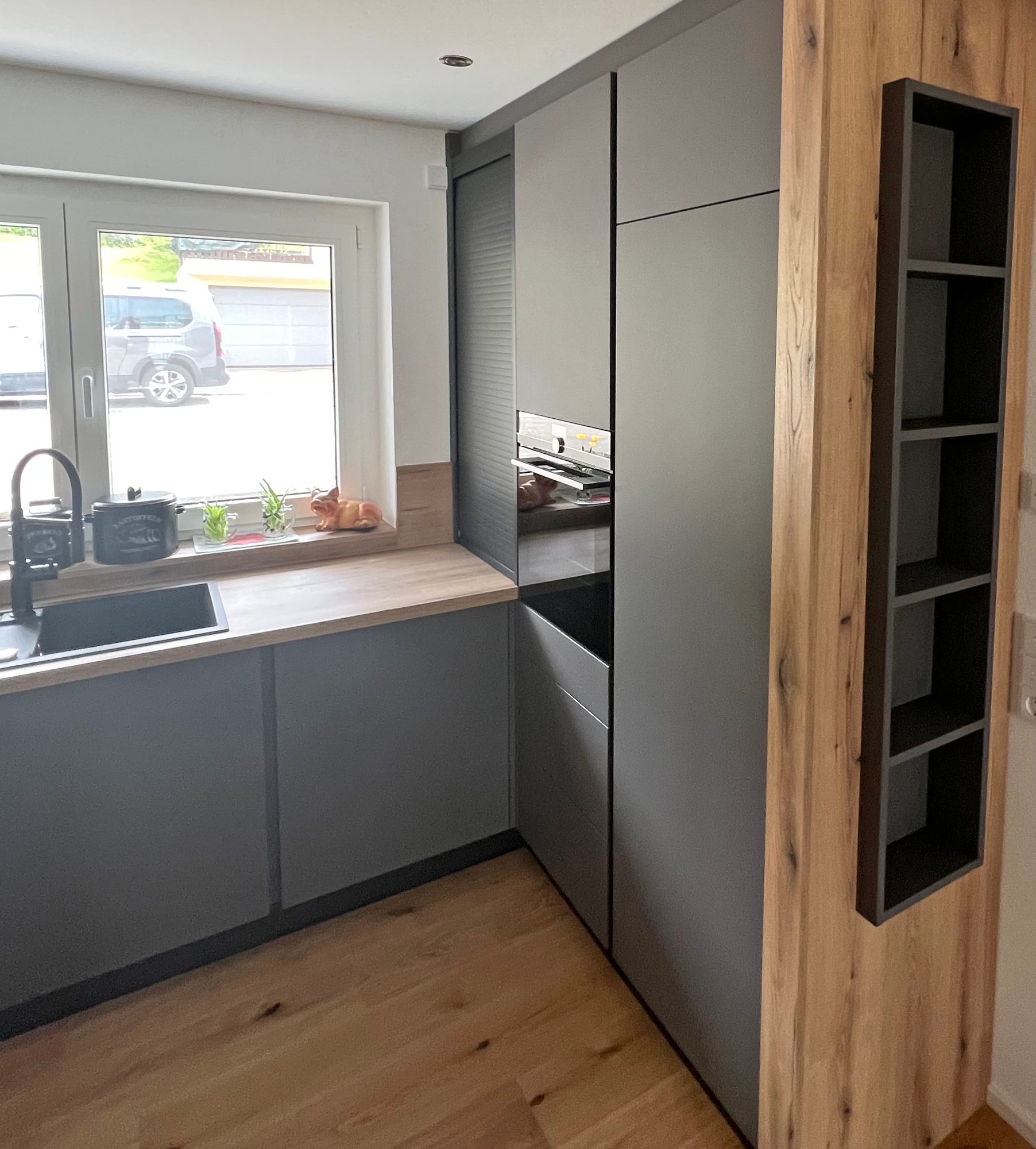 Hochschränke mit Backofen und offenem Regal