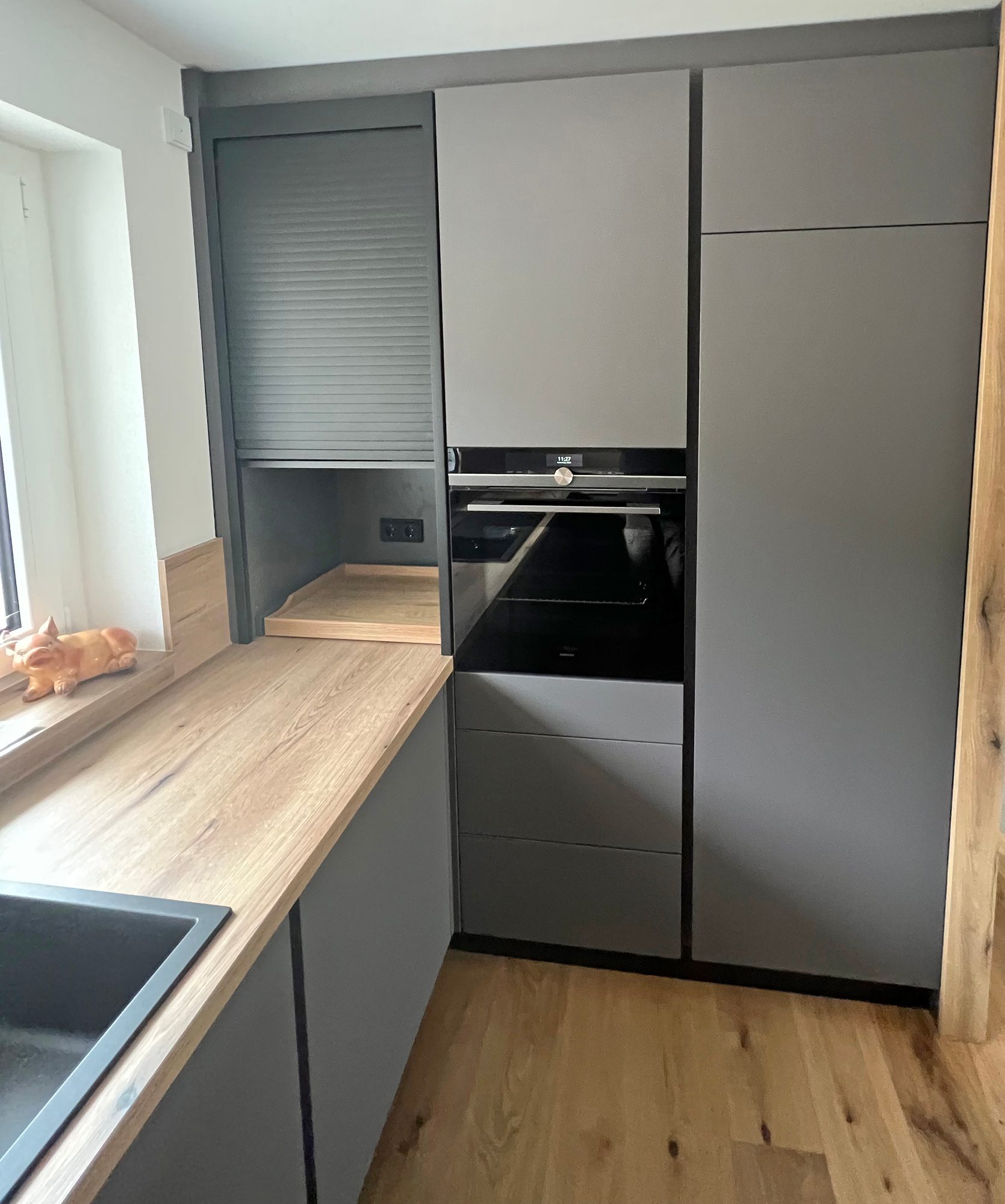 Hochschrankwand mit Rollladenschrank und Backofen