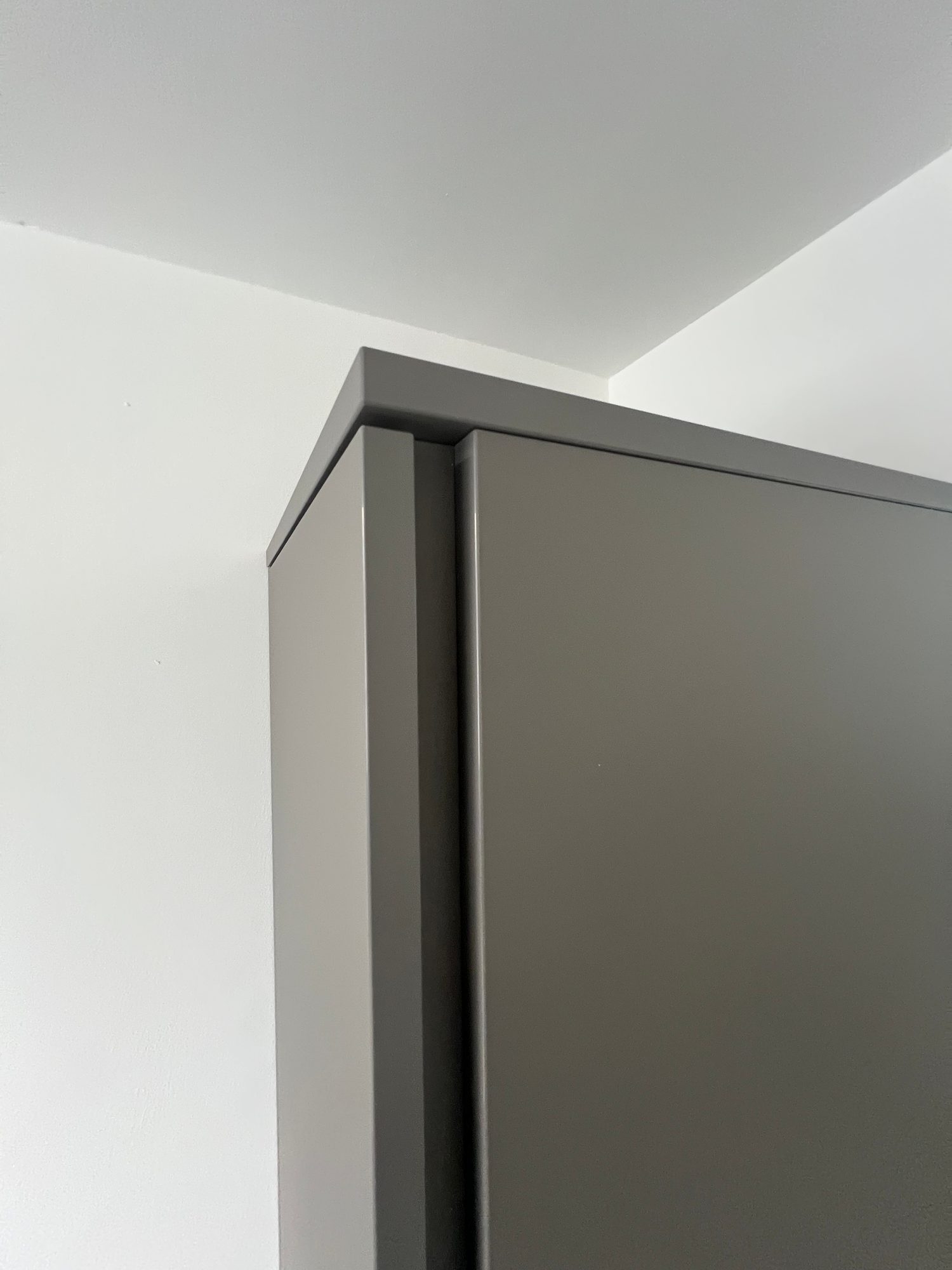 Hochschrank in Grau mit Griffleiste