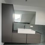 Grauer Waschtisch mit Hochschrank und großem Spiegel