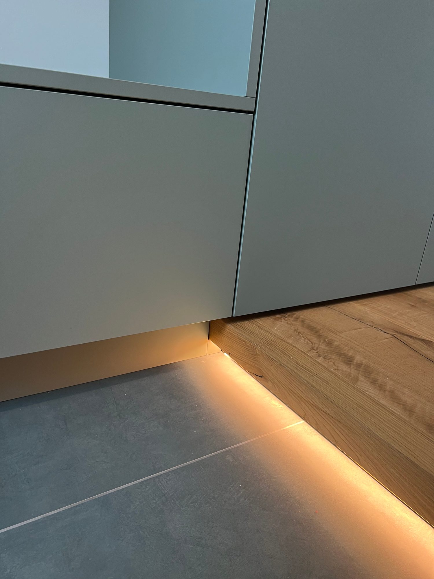 Lichtband im zurückgesetzten Sockel